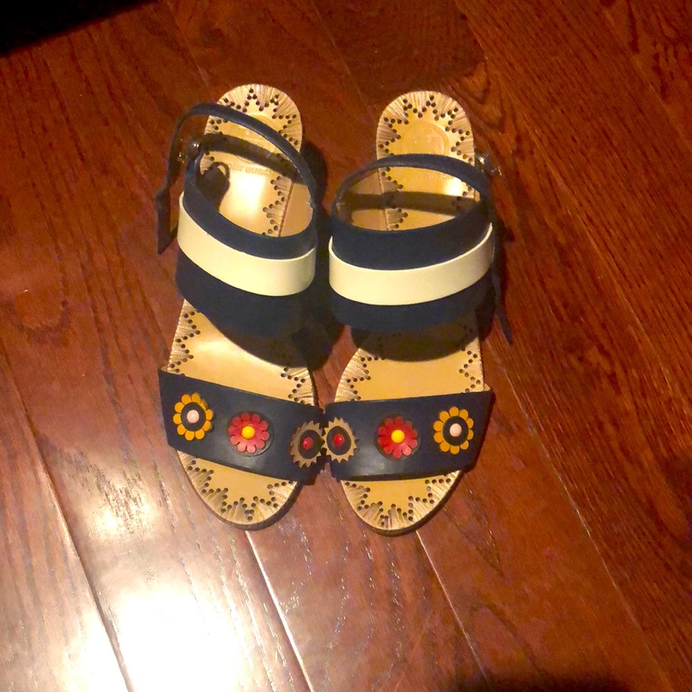 Tory Burch Sandle comes with a dust bag